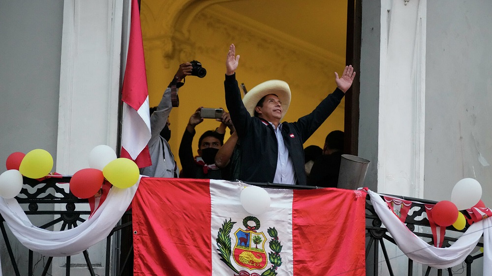 Pedro Castillo recibe credenciales como nuevo presidente de Perú