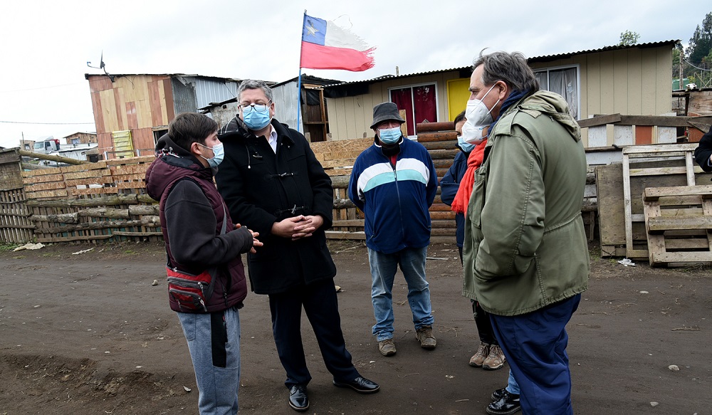 Alcalde de la comuna de Temuco Roberto Neira junto al Padre Felipe Berrios visitaron campamentos para replicar iniciativa de barrios transitorios en Antofagasta