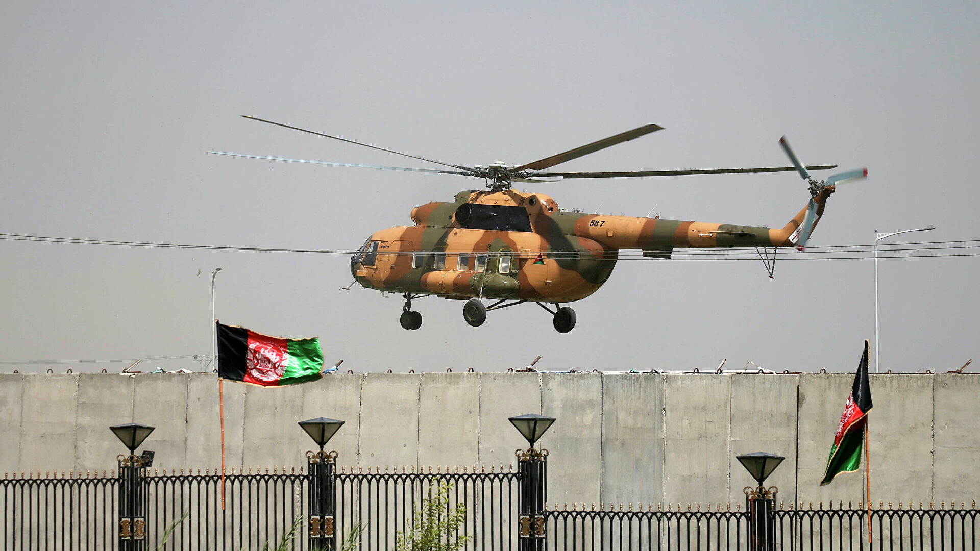  Expresidente afgano Ashraf Ghani abandonó el país con un helicóptero y varios coches «llenos de dinero»