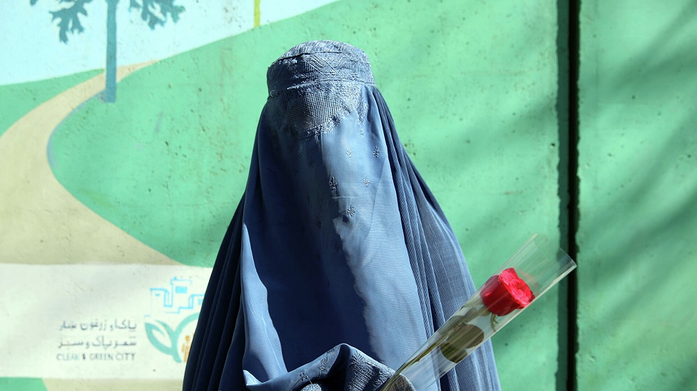  No cosméticos, no tacones y no reír en público: las prohibiciones que denuncian las mujeres afganas