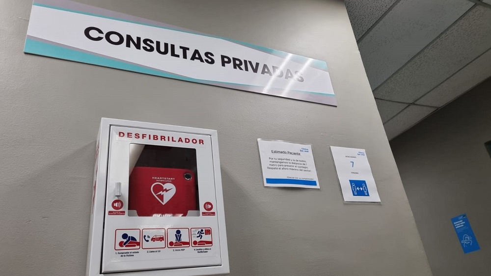 Establecimientos y recintos públicos deberán contar con desfibriladores por mandato legal
