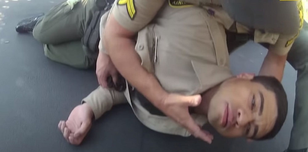  Un agente de policía de EEUU se desploma tras exponerse a una potente droga sintética conocida como «fentanilo» | Video