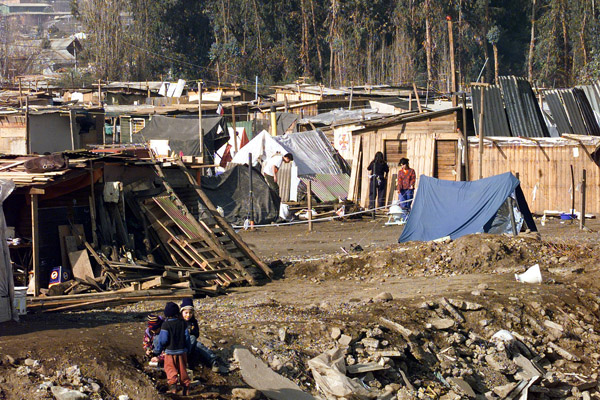  Pobreza por ingresos del mundo del trabajo alcanza casi un 40% de las personas que viven en Chile