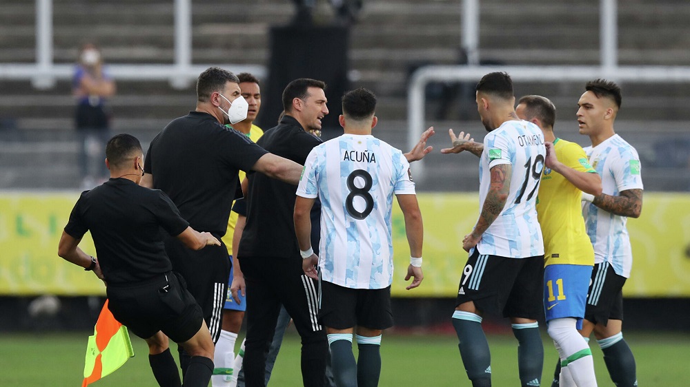  La Policía irrumpe en el partido entre Brasil y Argentina para deportar a 4 jugadores argentinos
