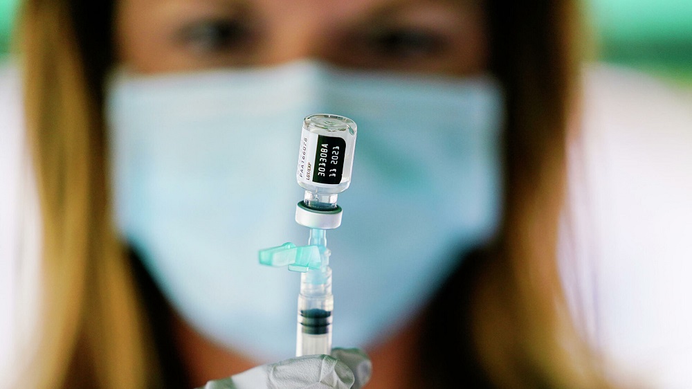 Identifican una caída brusca en los anticuerpos de los vacunados con Pfizer y AstraZeneca