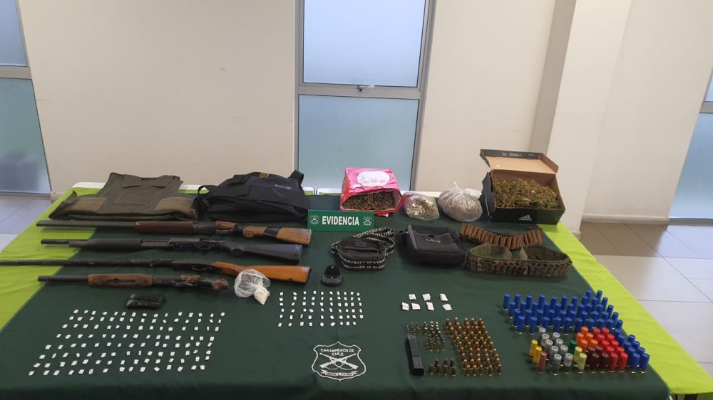  En Villa Futuro de Chiguayante Carabineros de la 7ª Comisaría encuentran escopetas, chalecos anticortes, municiones y droga