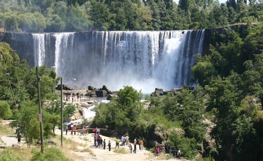 Dos Carabineros de la sureña «Subcom. Cabo 1° René Sepúlveda Parraguéz» rescataron a un joven que era arrastrado por la corriente bajo la cascada de los Saltos del Laja