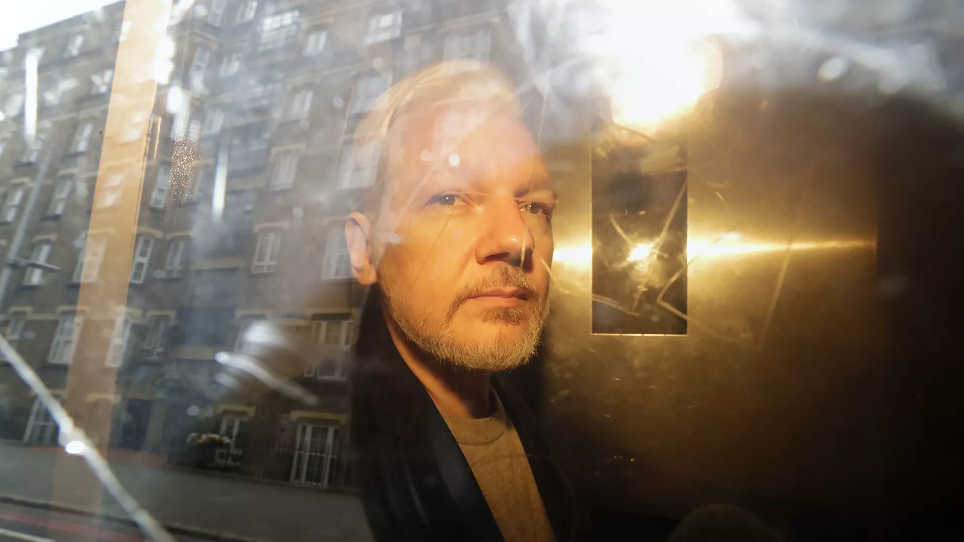  Boda entre rejas de Julian Assange | Fotos