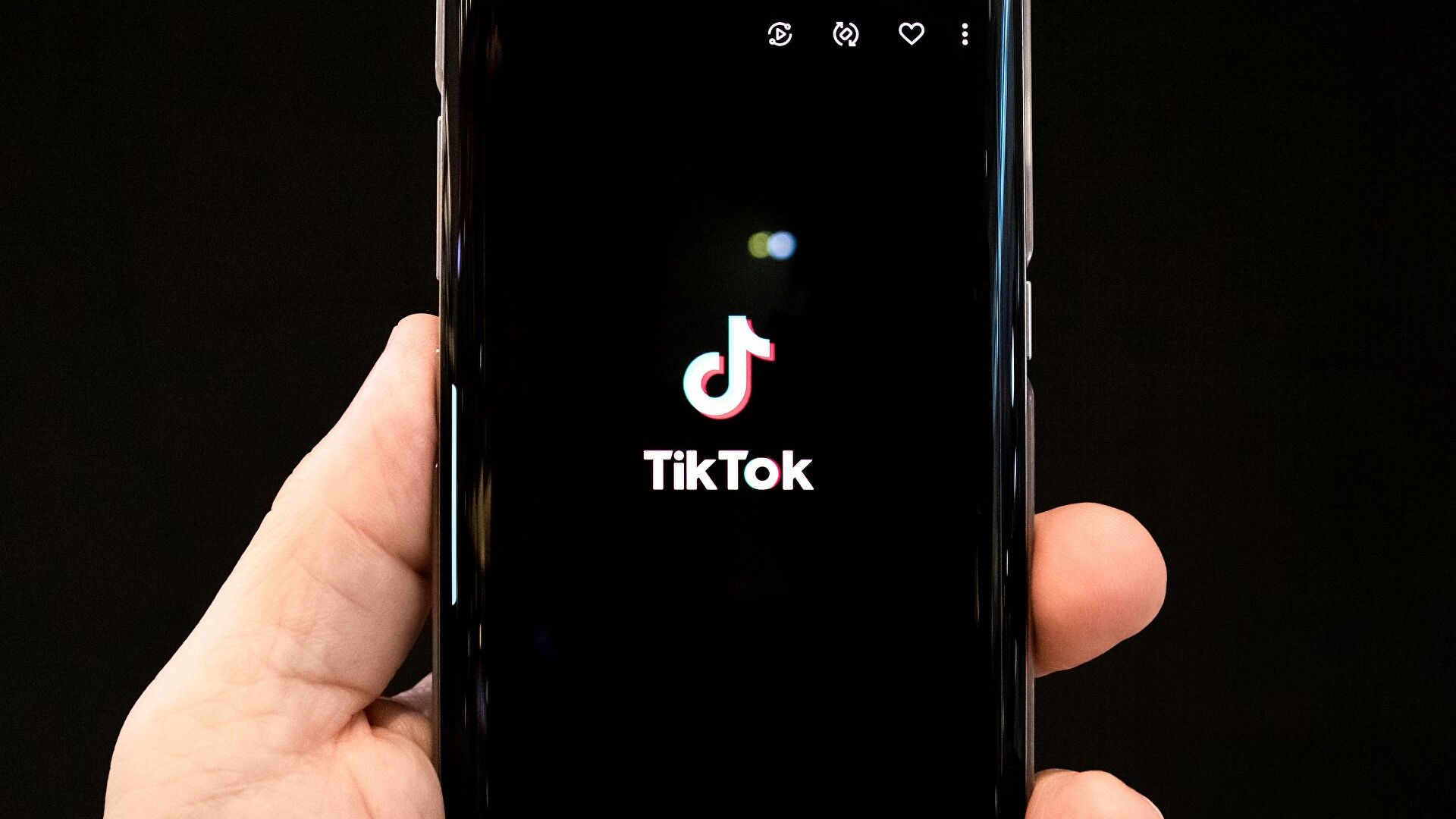 En Twitter pelean y en TikTok bailan: candidatos chilenos se vuelcan a las redes sociales