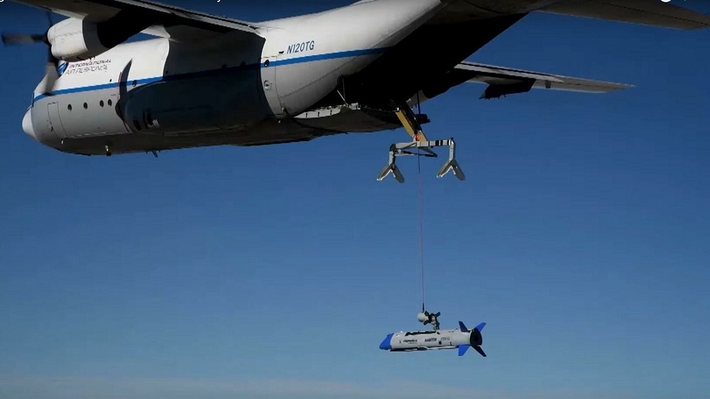 La Agencia de Proyectos Avanzados de Defensa de EEUU (DARPA) logra recuperar un dron en pleno vuelo con un C-130 Hércules | Video