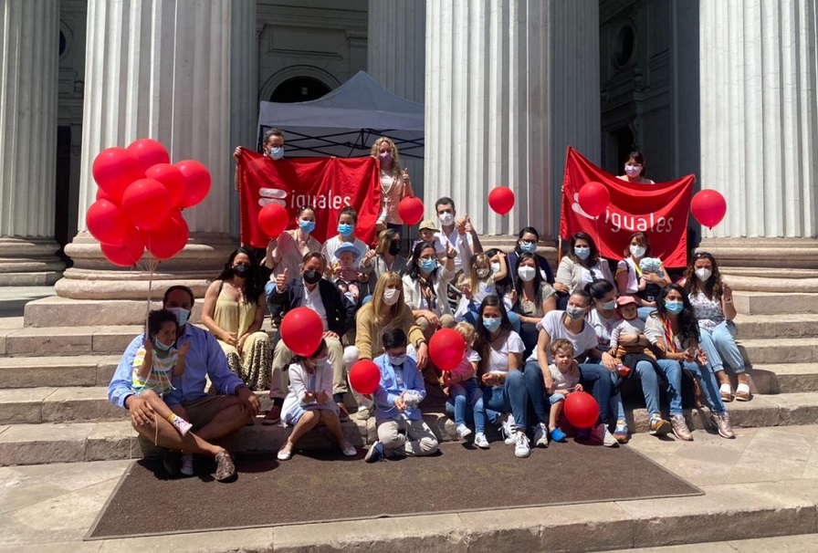 Fundación Iguales entrega más de 20.000 firmas reunidas en apoyo al matrimonio igualitario