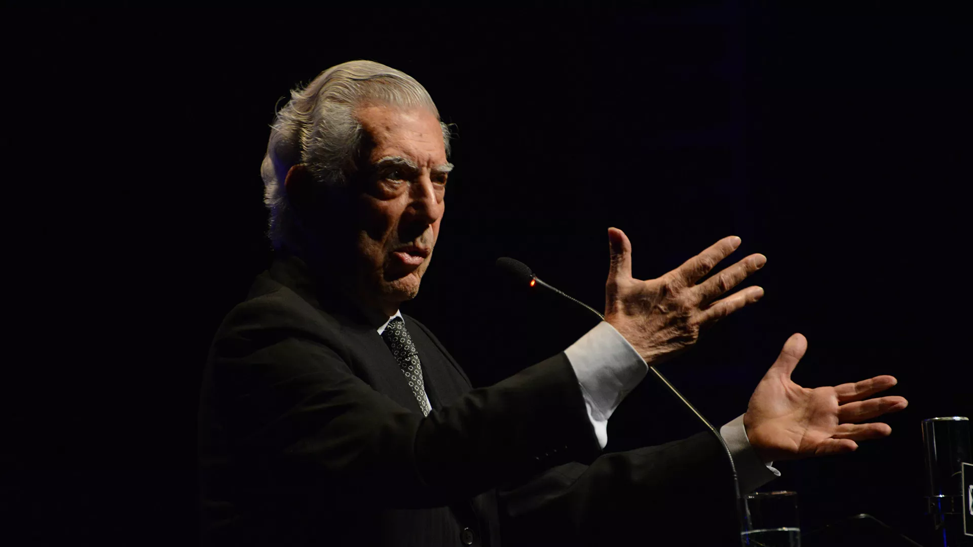  Rechazan ingreso de Vargas Llosa a la Academia Francesa por su «afinidad con la extrema derecha»