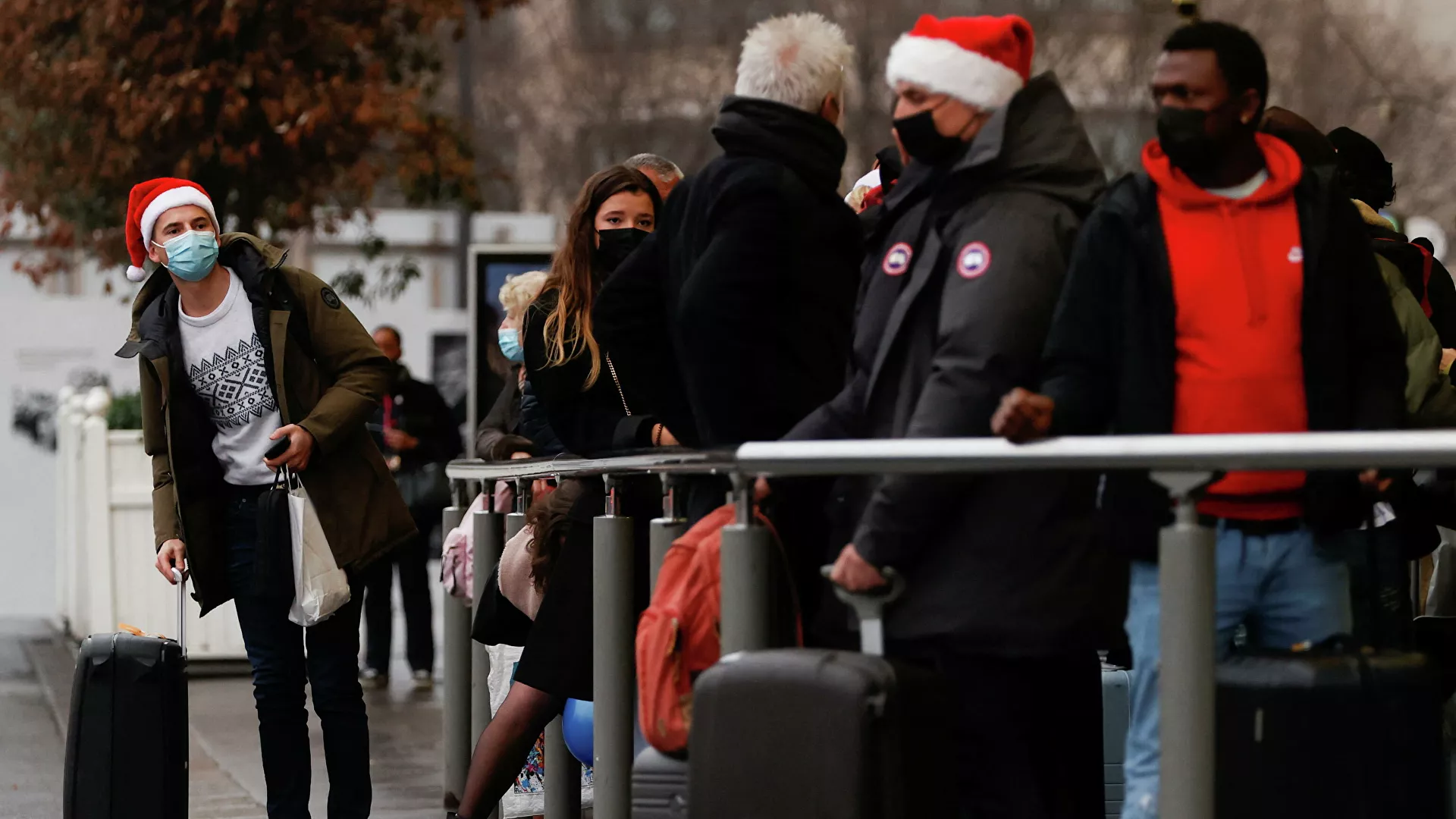 Ómicron contra la Navidad: los católicos celebran las fiestas con PCR y colas para vacunarse