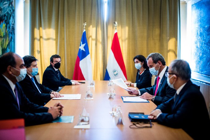  Cancilleres de Chile y Paraguay firman un acuerdo de libre comercio