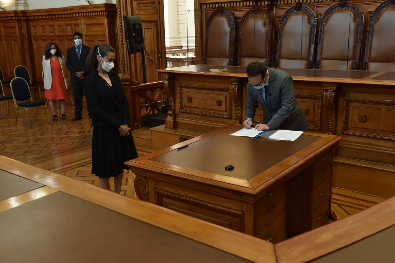  Sandra Álvarez Torres jura como nueva ministra titular abogada del Primer Tribunal Ambiental