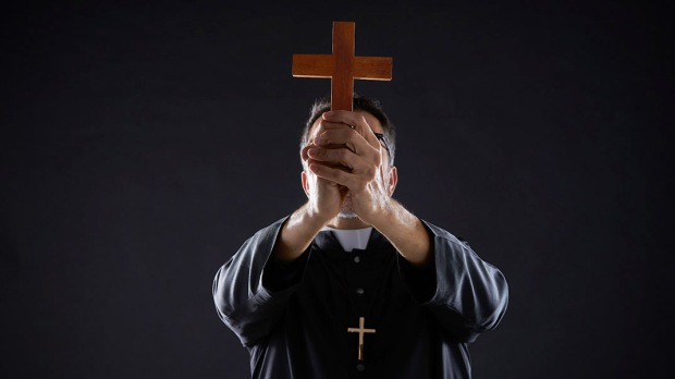 Sacerdote llevó a cabo un complicado ritual de exorcismo en plena misa a una mujer ‘poseída por el diablo’