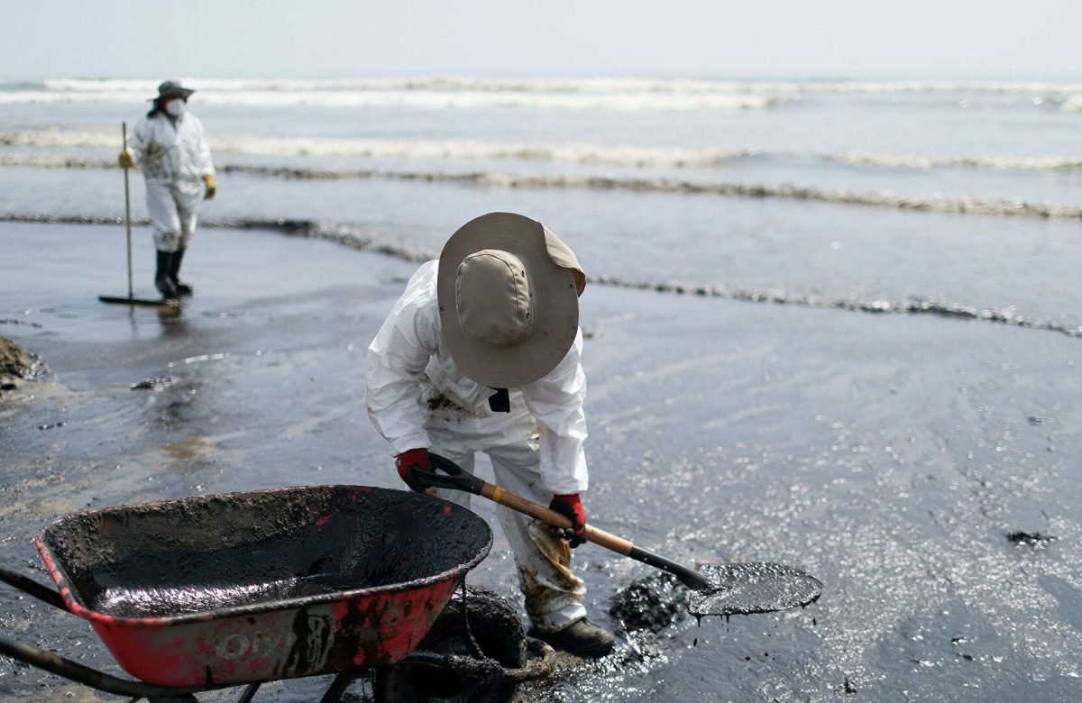 Perú declara en emergencia ambiental la costa afectada por derrame de petróleo