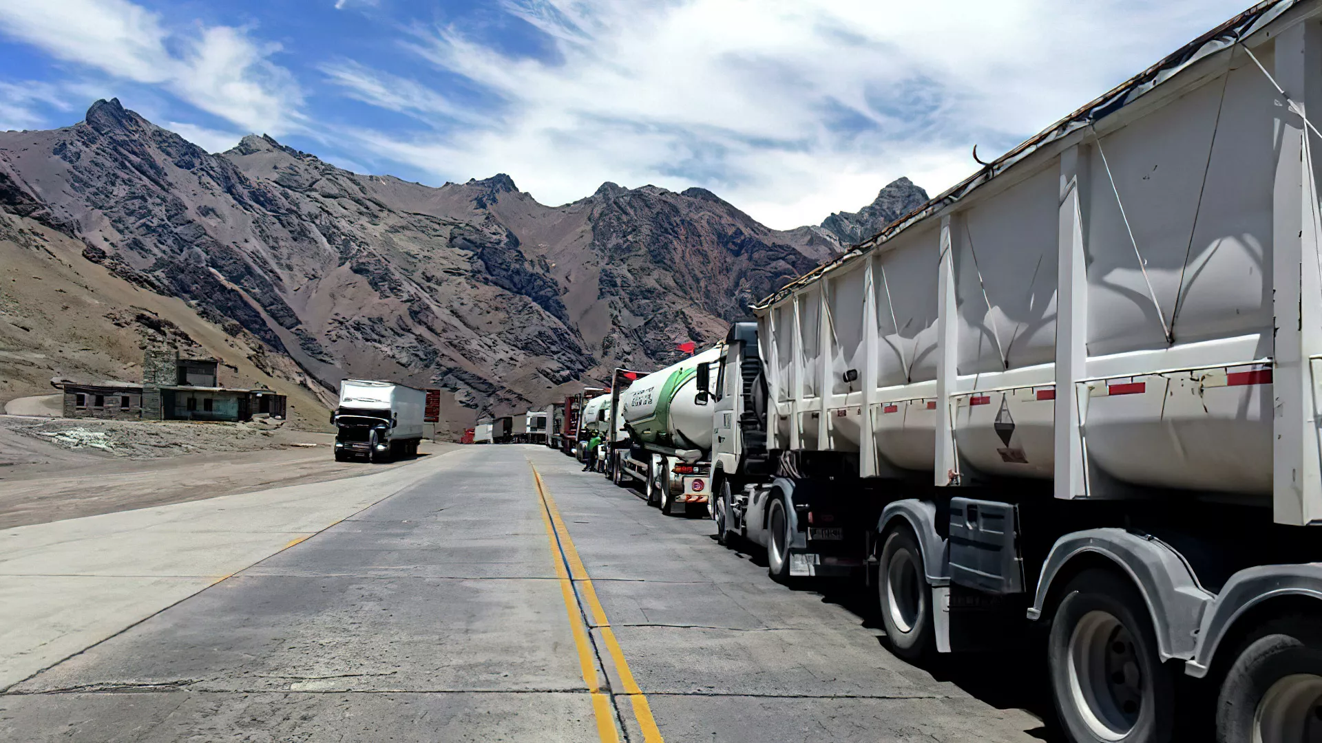  Más de 3.000 camiones están varados en la cordillera por las exigencias del Gobierno chileno