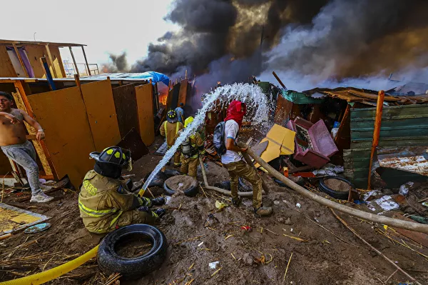 Un fuerte incendio deja una centena de casas destruidas en Iquique | Fotos