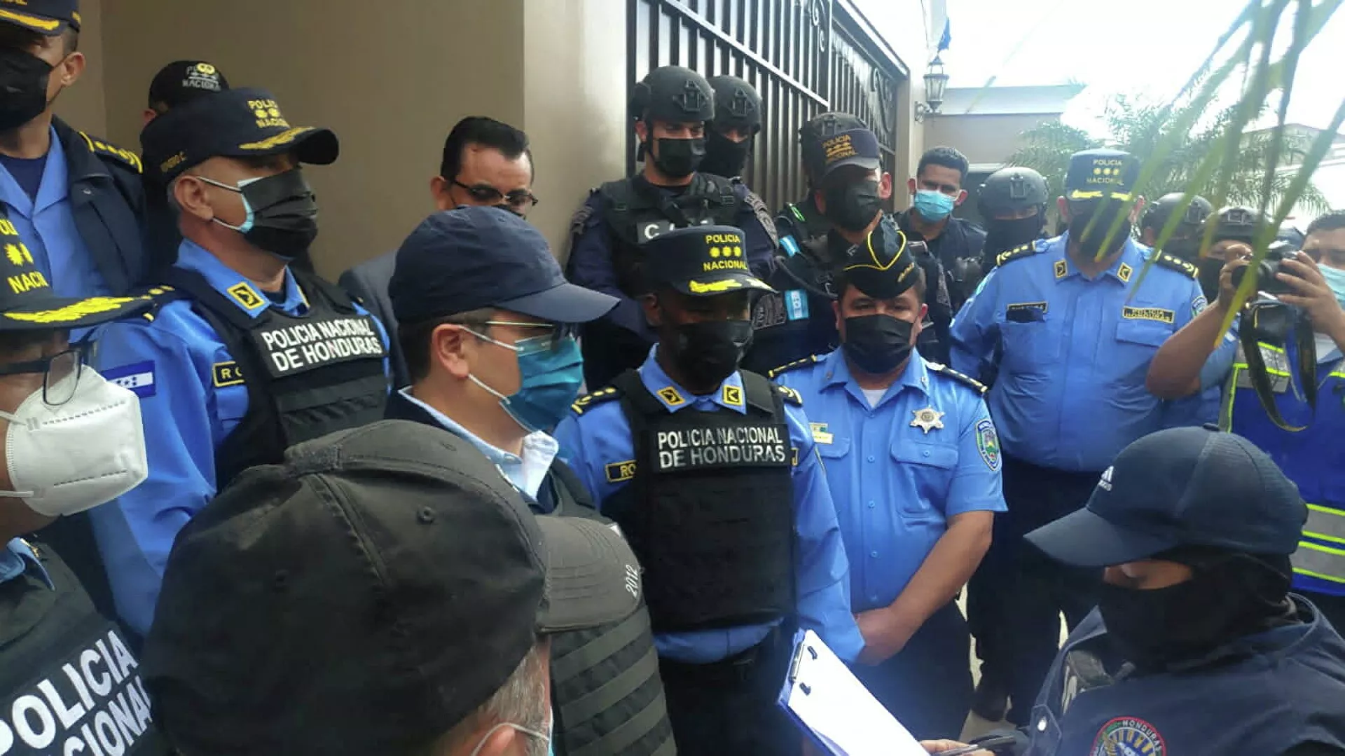  Policía de Honduras detiene a expresidente Hernández para su extradición a EEUU