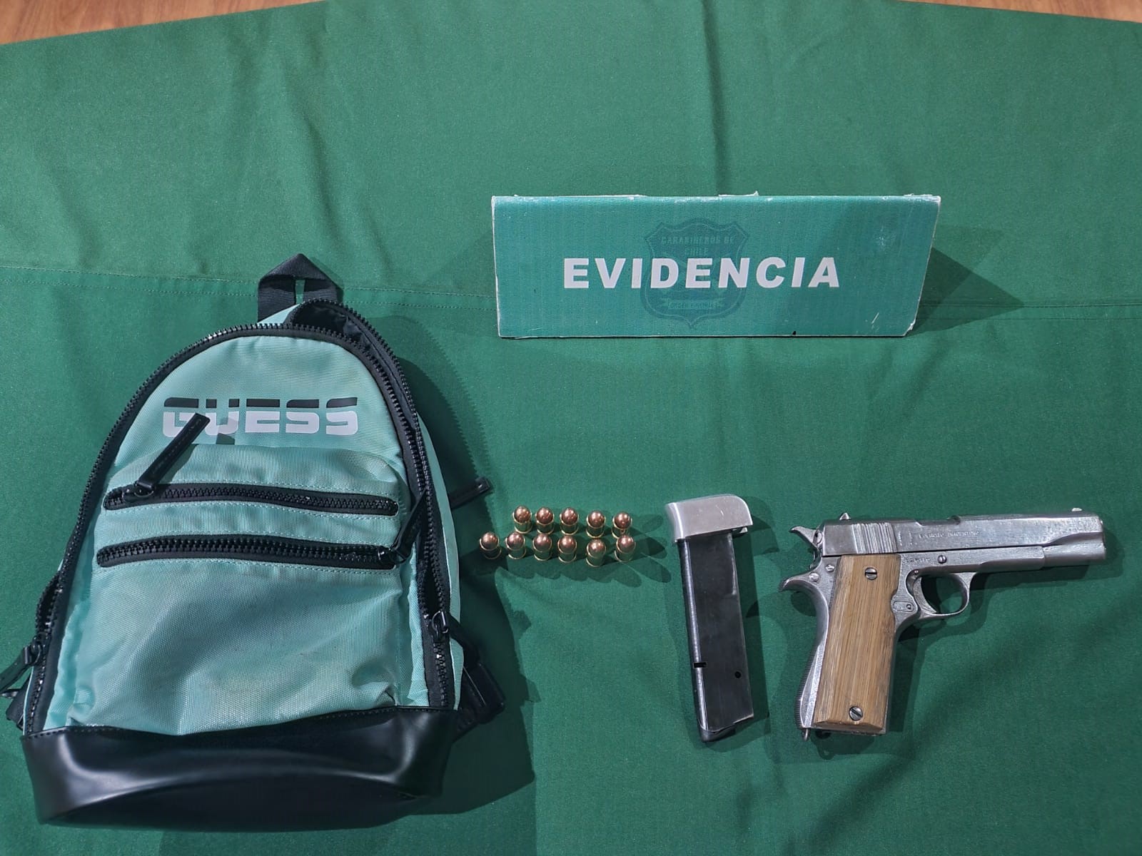 En la región del BioBío Carabineros del SEBV recuperan vehículo y encuentran arma de fuego .45 en poder de los detenidos