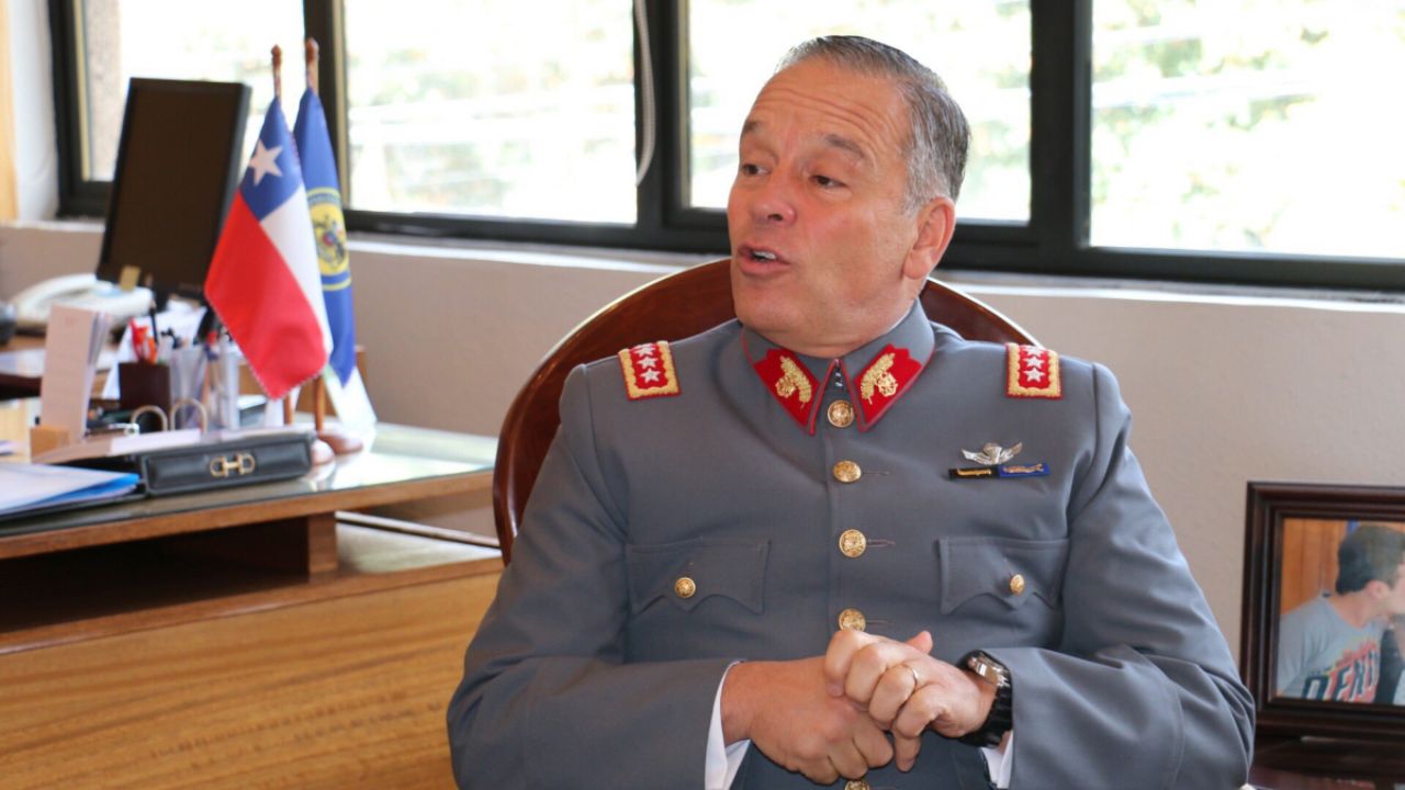 Ministra Romy Rutherford interroga y ordena detención de Ex Comandante en Jefe «Óscar Izurieta Ferrer» en caso Fraude en el Ejército