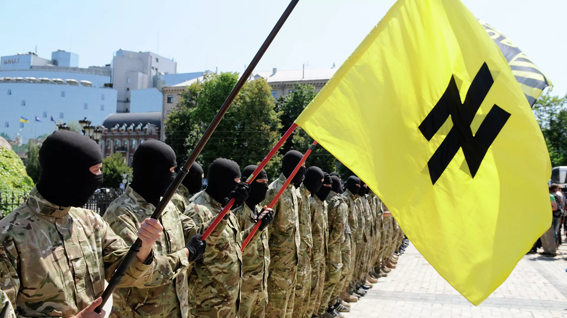  El líder neonazi de Azov amenaza con bombardear una marcha en honor a los que combatieron el nazismo