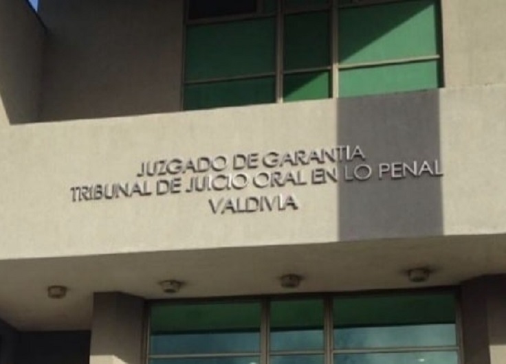  Juzgado de Garantía de Valdivia ordena el arresto domiciliario total y el arraigo nacional de imputado por incendio de vehículos
