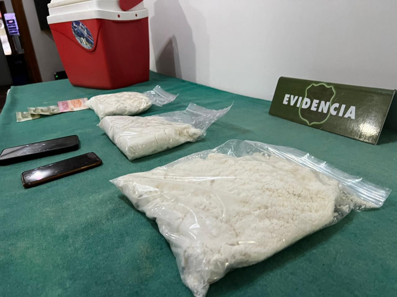  Gracias al apoyo de Edwin, el can detector de drogas que llegó recientemente a OS-7 Concepción, fueron encontrados casi 3 kg de cocaína