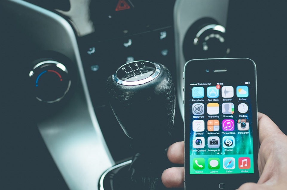 ¿Chateas mientras conduces?: a estas multas te expones