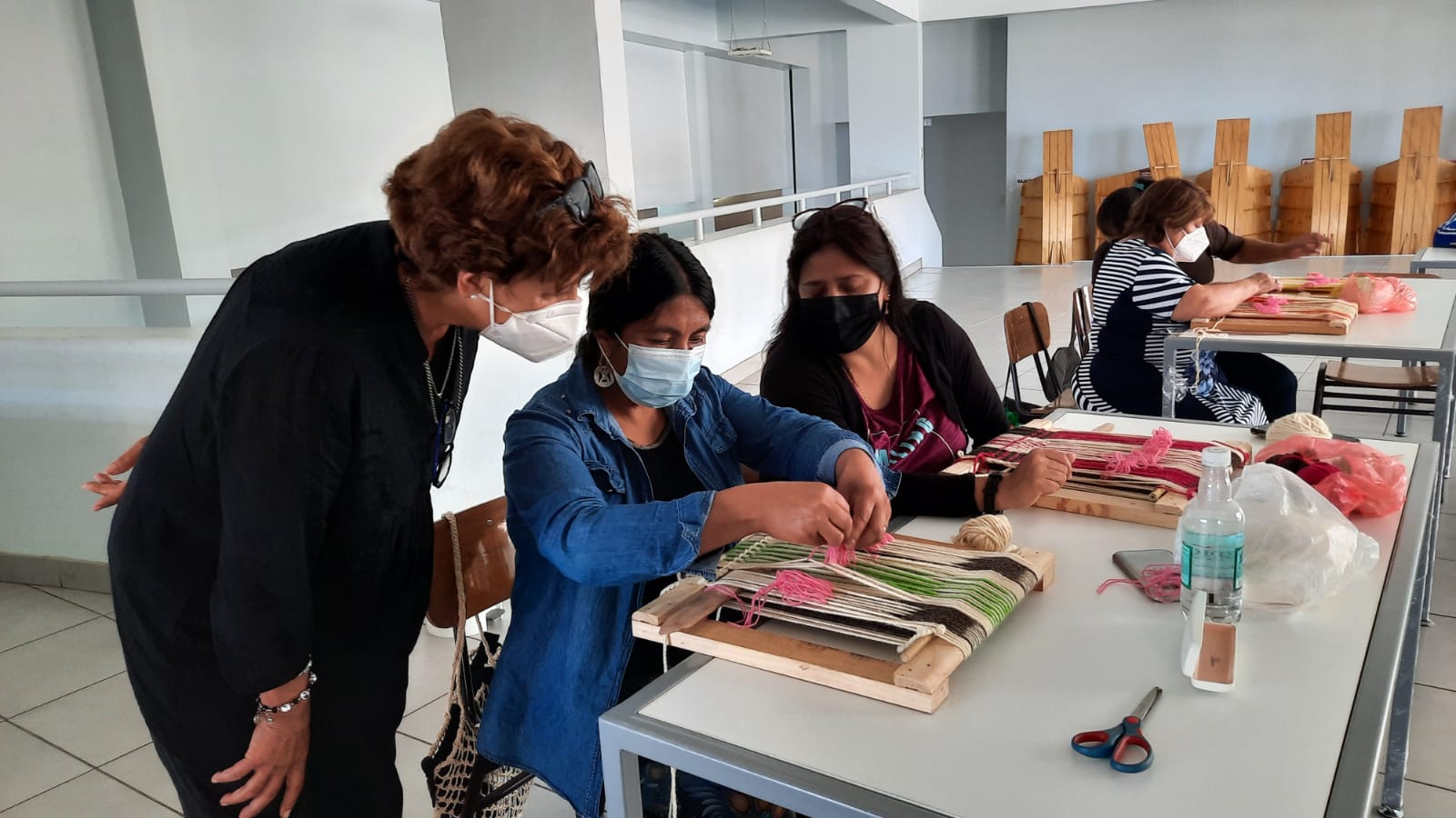  Más de cien mujeres aprenden telar mapuche, alfarería y pintura en Taltal