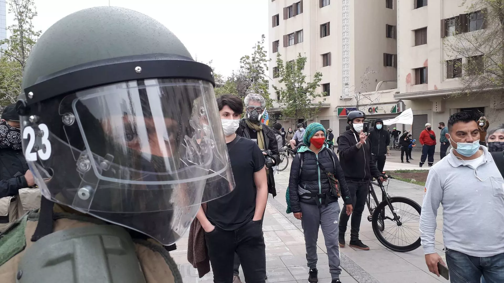Las violentas bandas de vendedores ambulantes que irrumpen en las protestas en Chile