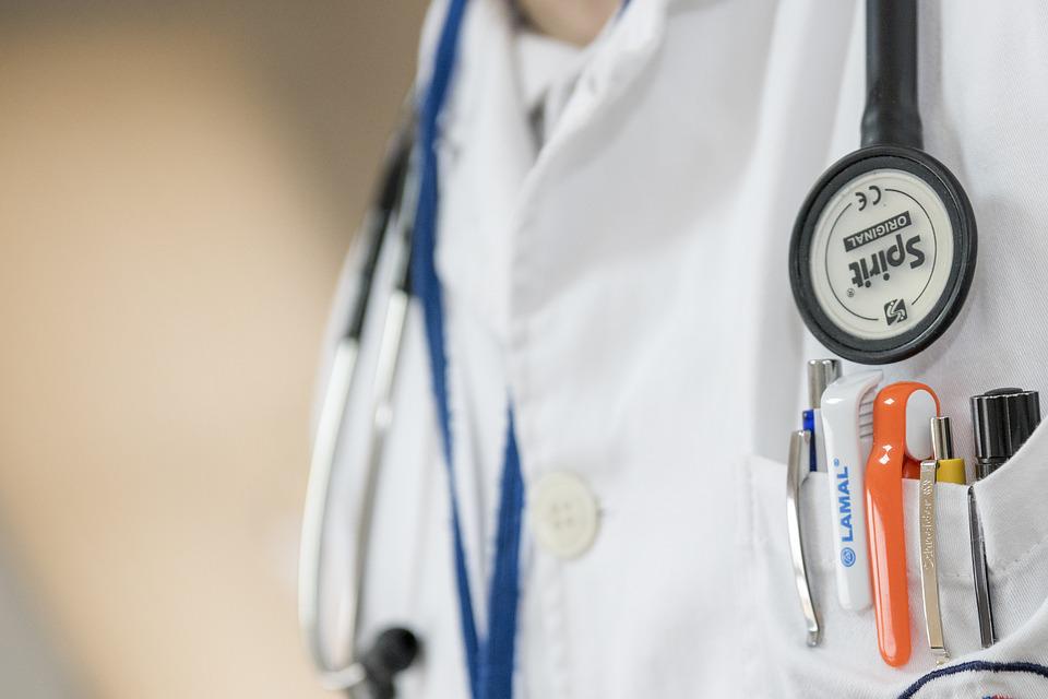  Licencias emitidas de forma irregular: Médicos de cuatro regiones lideran querellas fuera de la RM