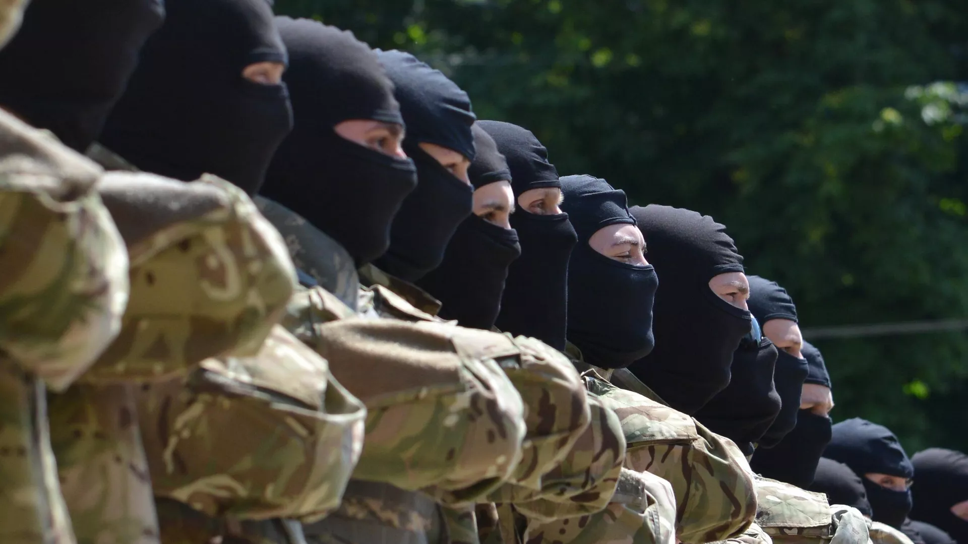 Un miembro del batallón neonazi ucraniano publica un video desde un jardín de infancia