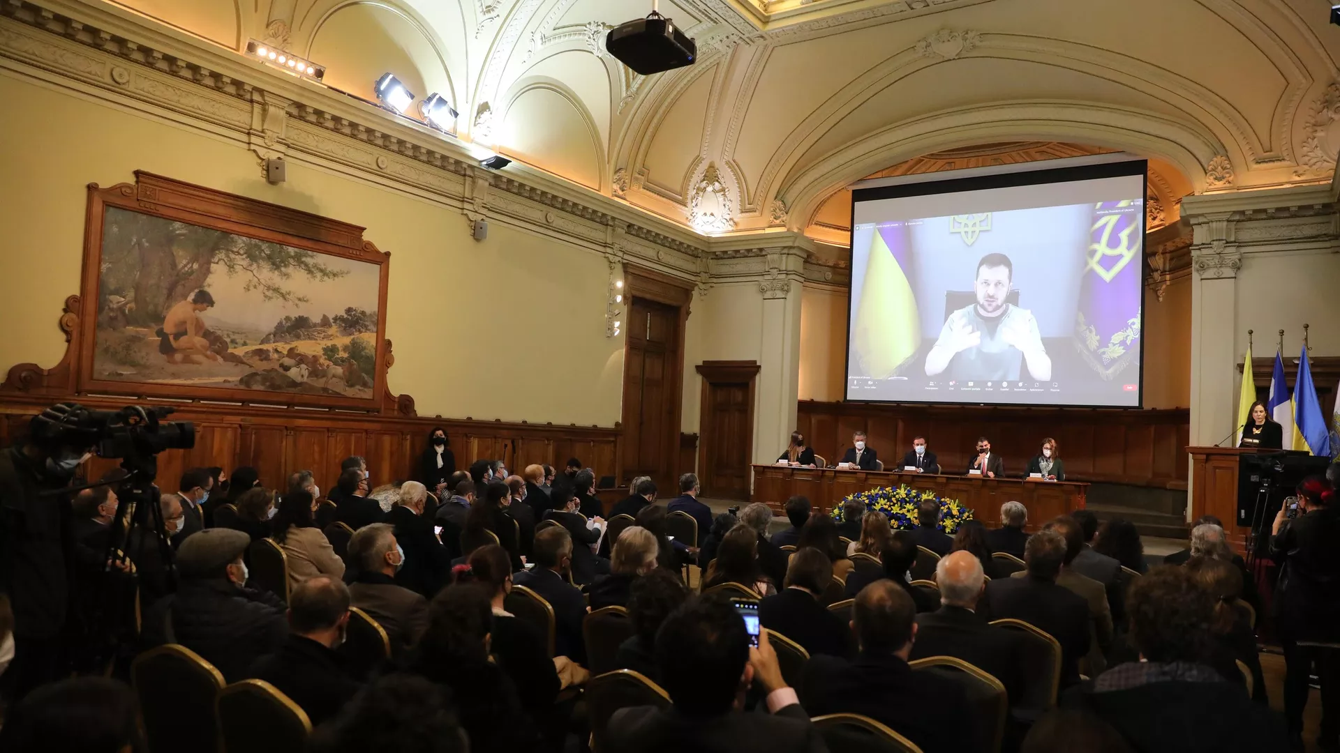 «Comediante mediocre»: estudiantes chilenos reaccionan a discurso de Zelenski