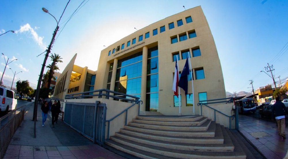 Corte de Antofagasta ordena a alcalde eliminar publicaciones en redes sociales con datos personales de periodista