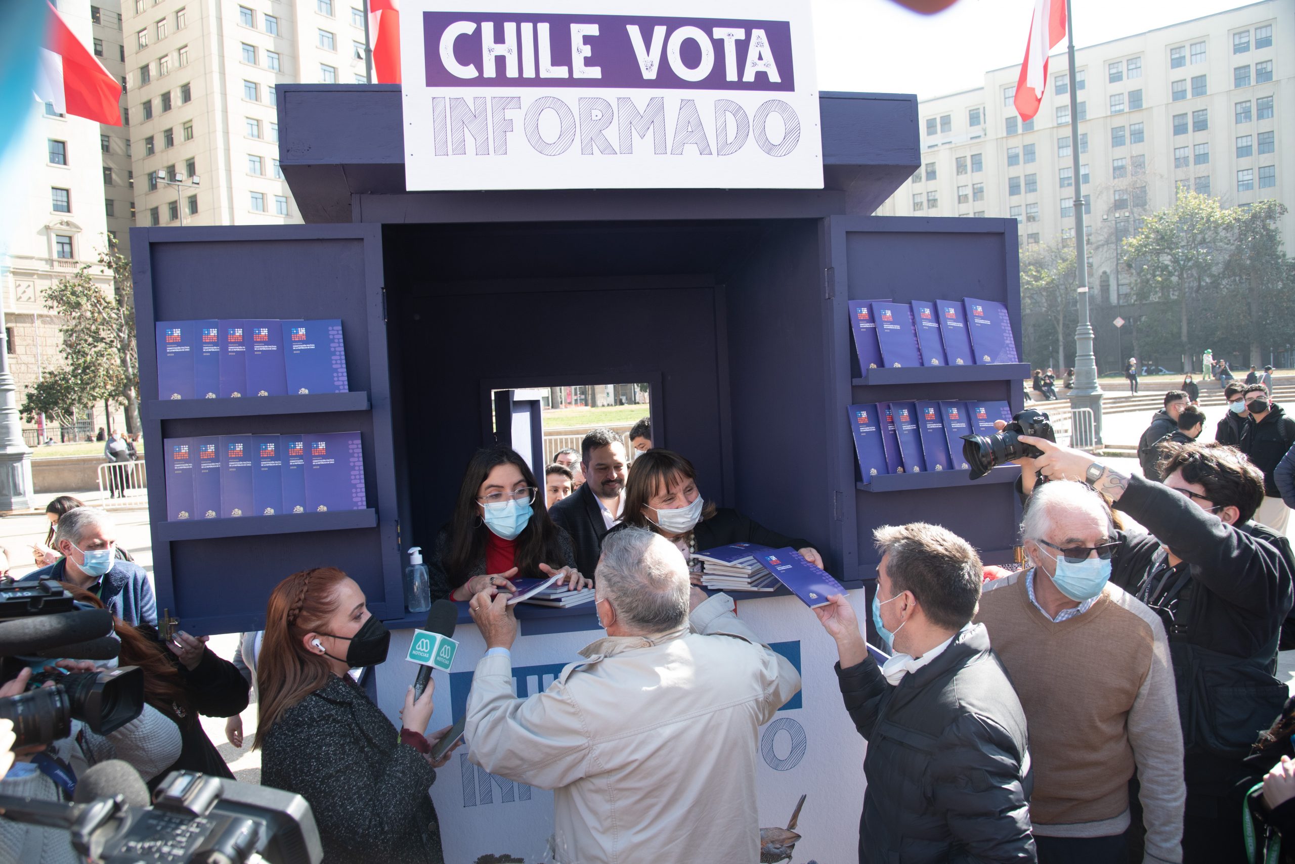 Gobierno inaugura kiosco en la Plaza de la Constitución para repartir la propuesta de nueva Carta Fundamental