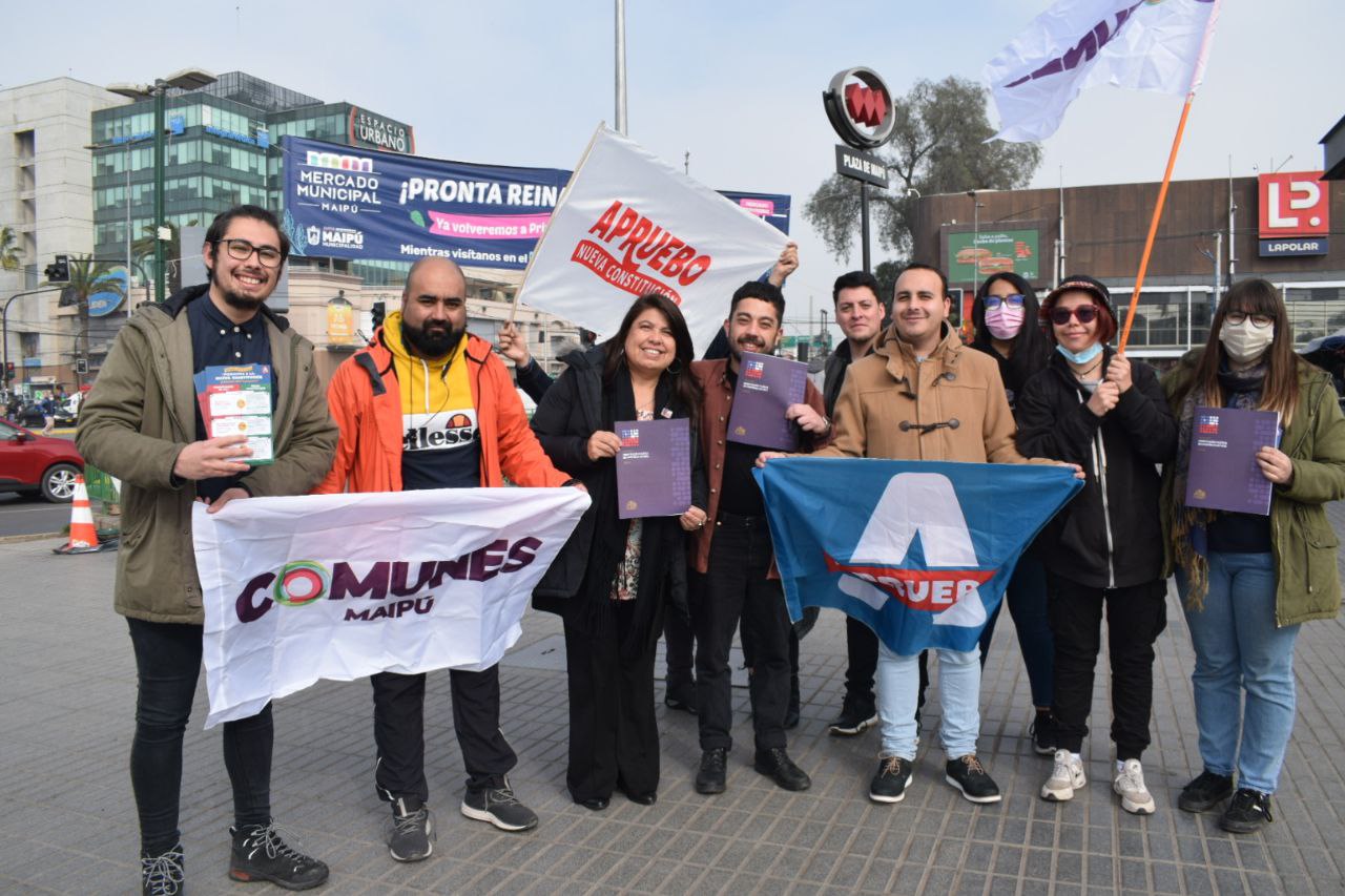Partido Comunes distribuye miles de ejemplares de la Nueva Constitución y apuesta por el voto informado