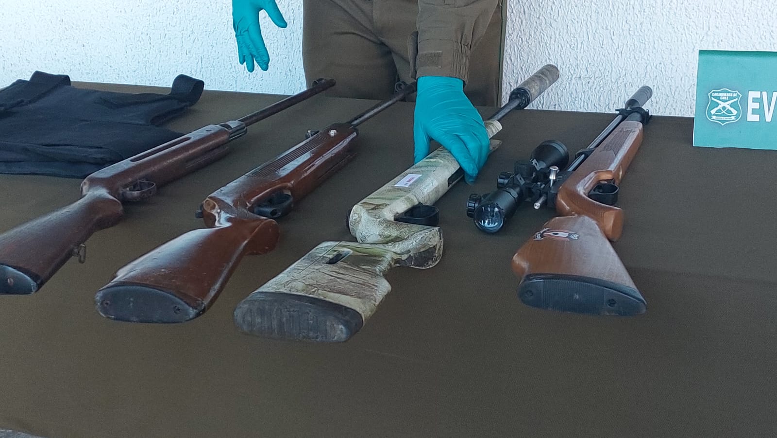  Carabineros detienen a sujeto que amenazó con armas a transeúntes y Carabineros en Talcahuano