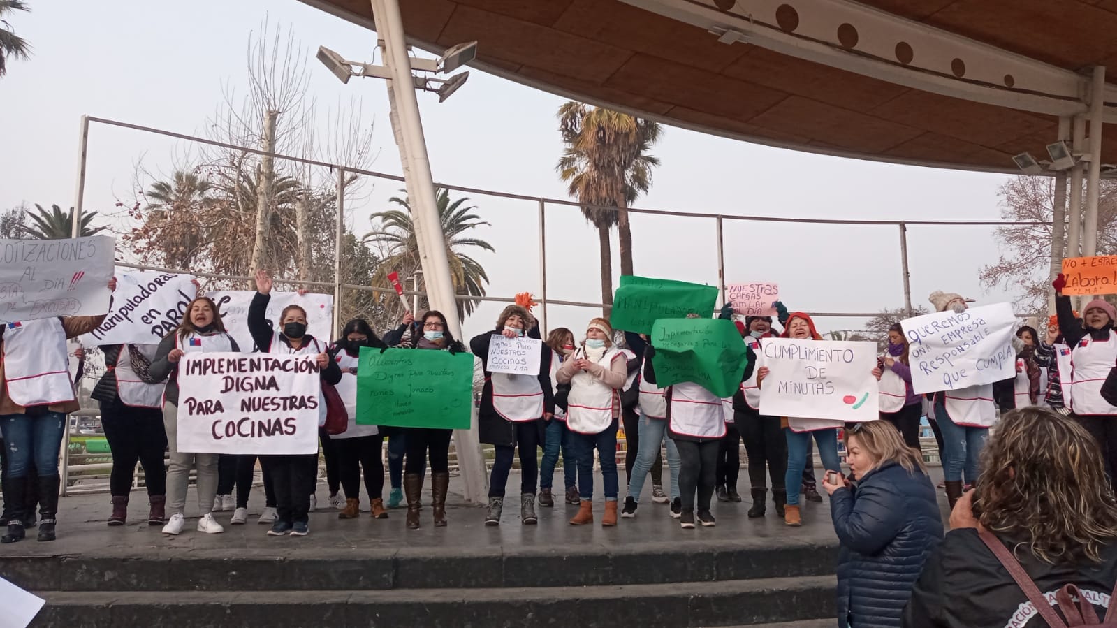  Manipuladoras de Alimentos exigen cumplimiento de normas de seguridad y salud laboral tras deceso de trabajadora en Valparaíso