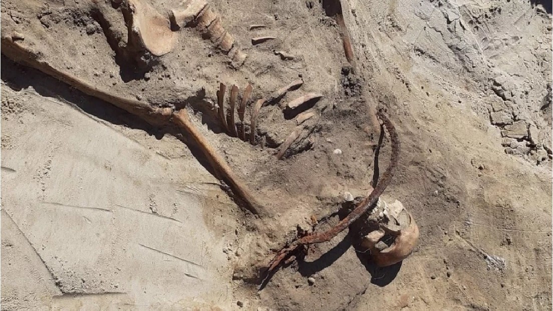  Hallan el esqueleto de una mujer ‘vampiro’ en Polonia con una hoz en el cuello para que no se levante