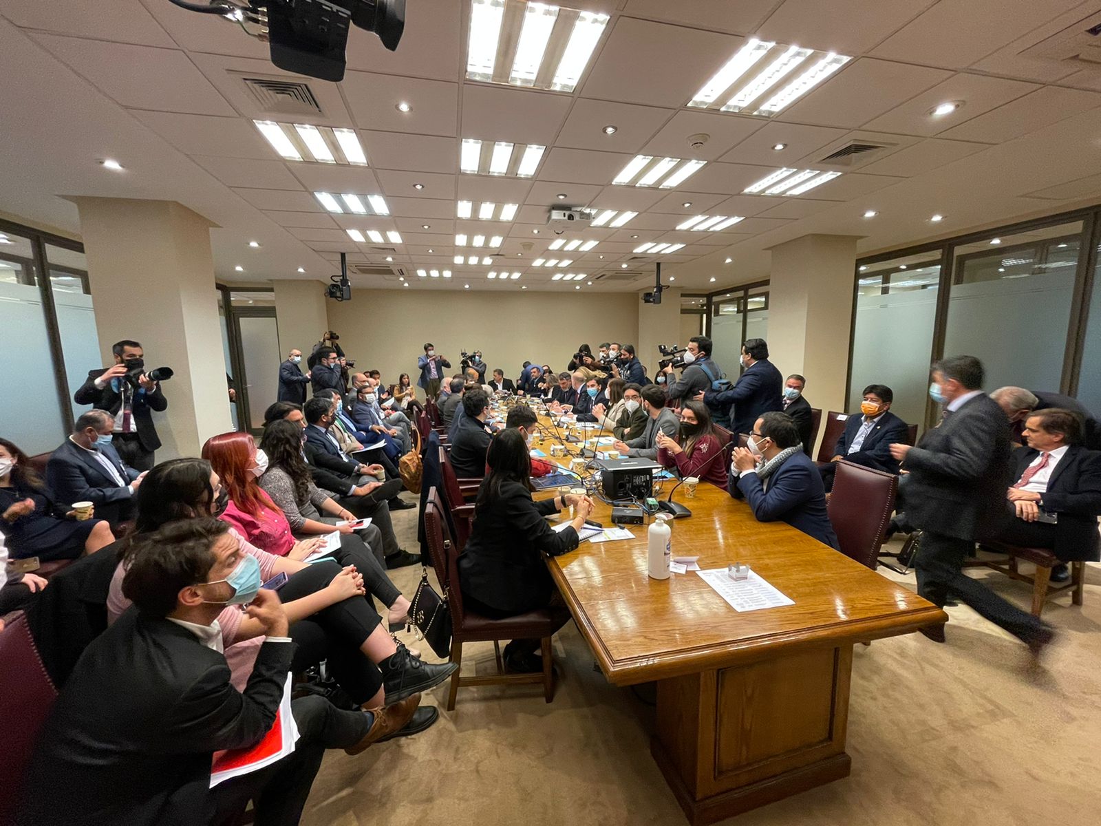 Dirigentes de los partidos políticos se reúnen por nuevo proceso constituyente