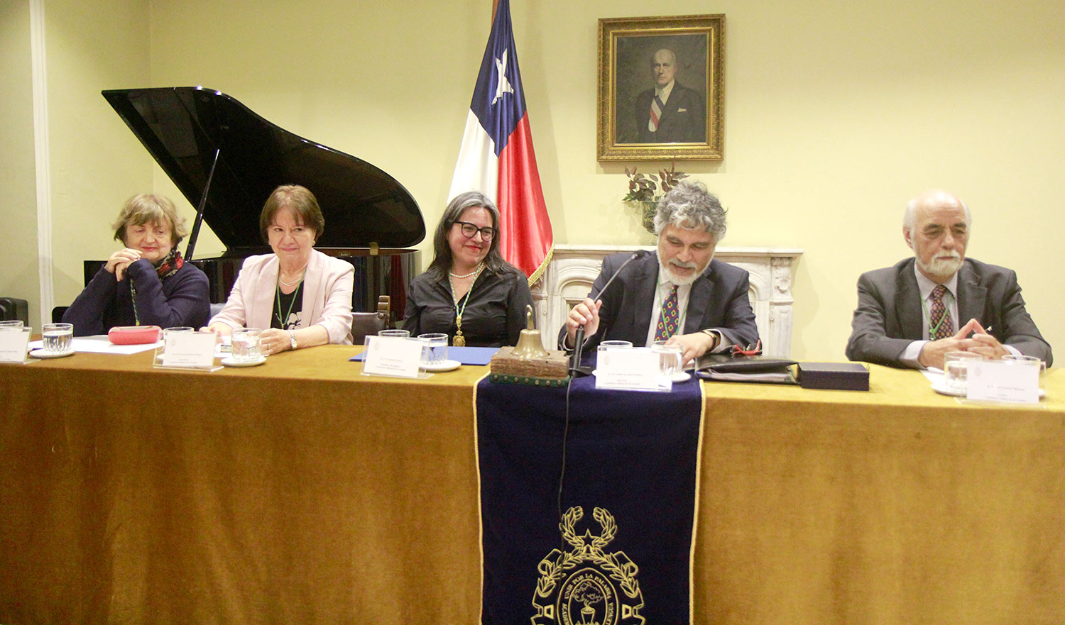  Académica de la Facultad de Filosofía y Humanidades de la Casa de Bello «Soledad Chávez Fajardo» se incorporó a la Academia Chilena de la Lengua