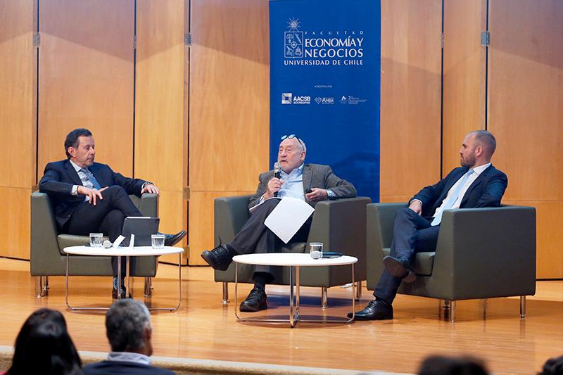  Premio Nobel de Economía Joseph E. Stiglitz en la U. de Chile: «El neoliberalismo debería haber muerto muchas veces antes y parece muy difícil enterrarlo. Y eso parece ser cierto incluso en Chile»