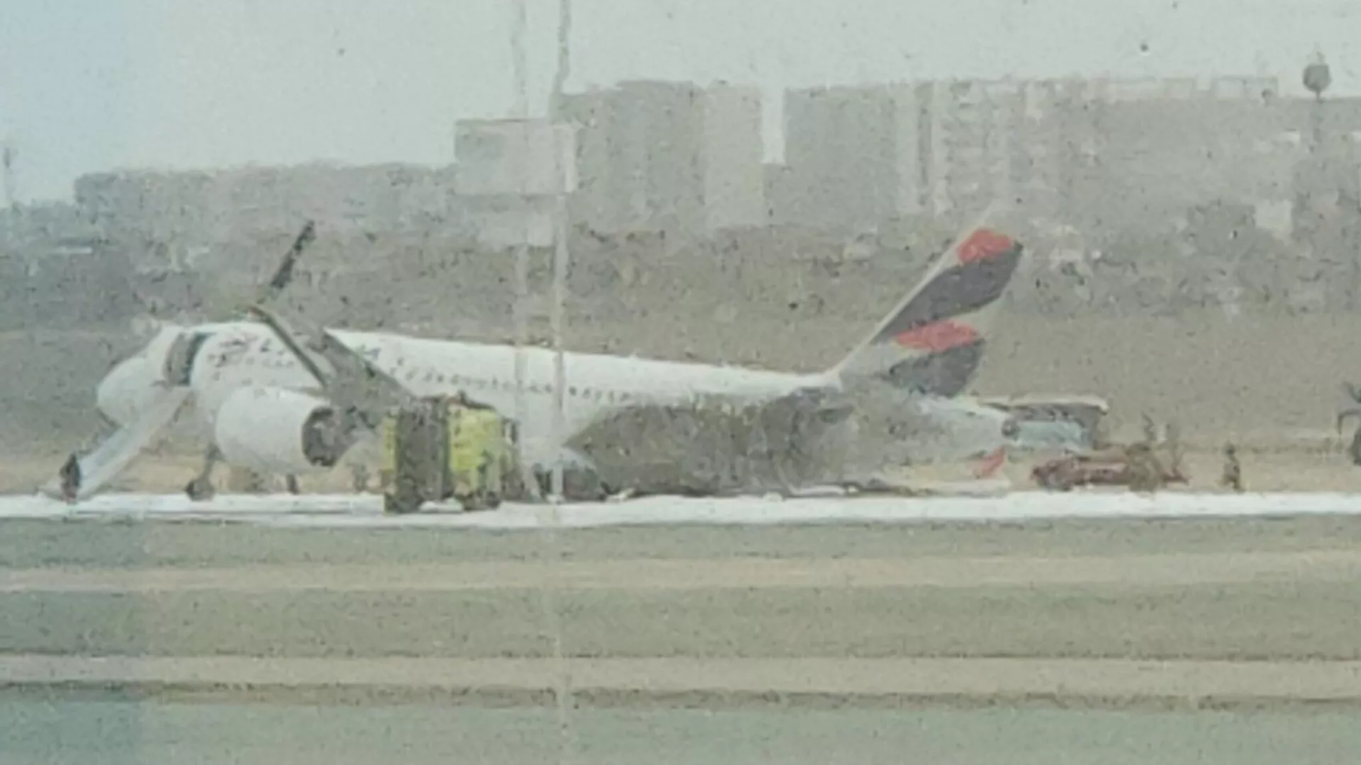  Un avión se incendia en el aeropuerto de Lima: hay dos muertos | Videos