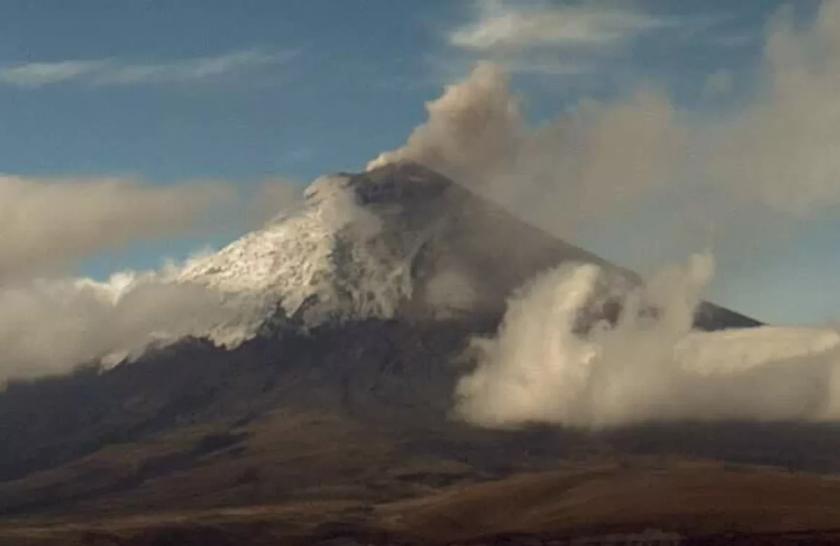 Varias localidades de Ecuador registran caída de ceniza del volcán Cotopaxi | Video