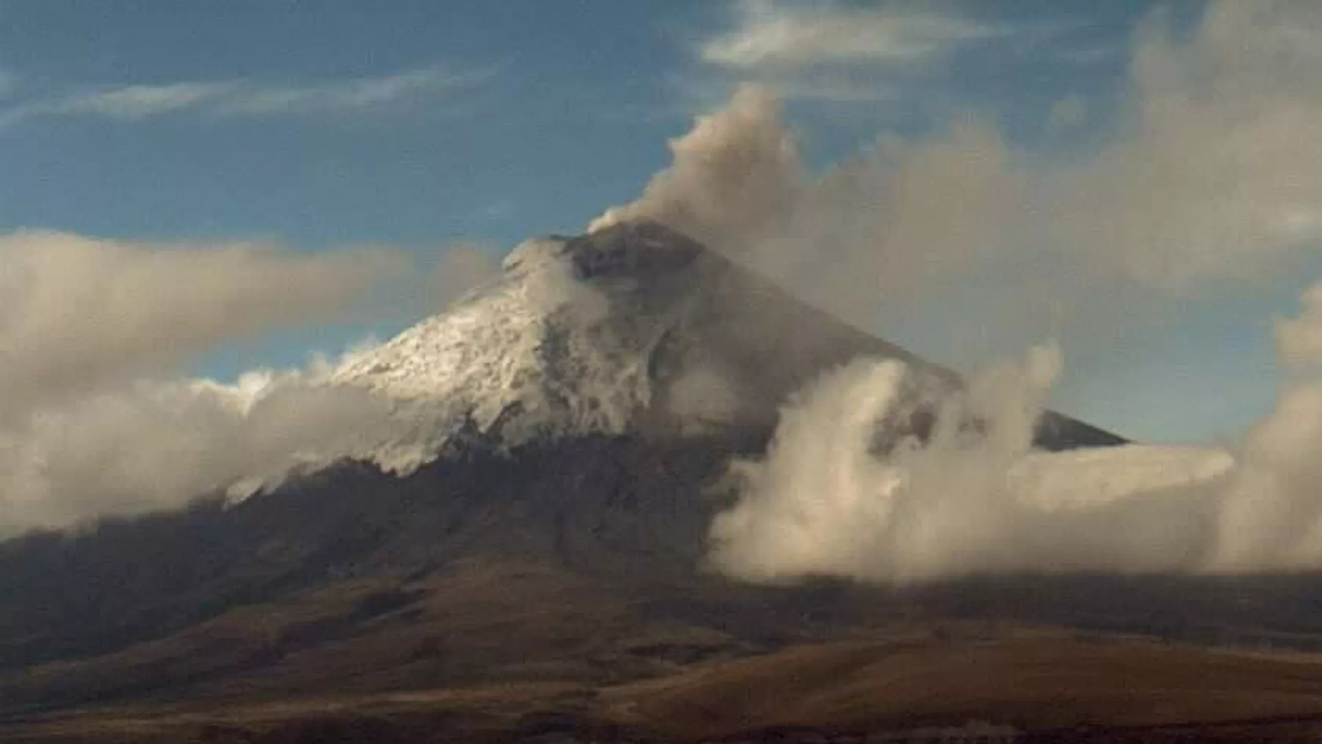 Varias localidades de Ecuador registran caída de ceniza del volcán Cotopaxi | Video