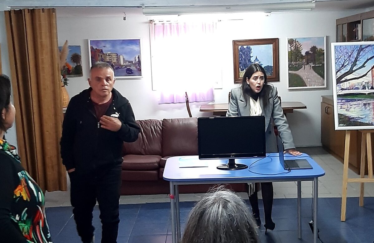 Alcaldesa Macarena Ripamonti visita Junta de Vecinos Población Lord Cochrane, patrimonio urbanístico de Viña del Mar.
