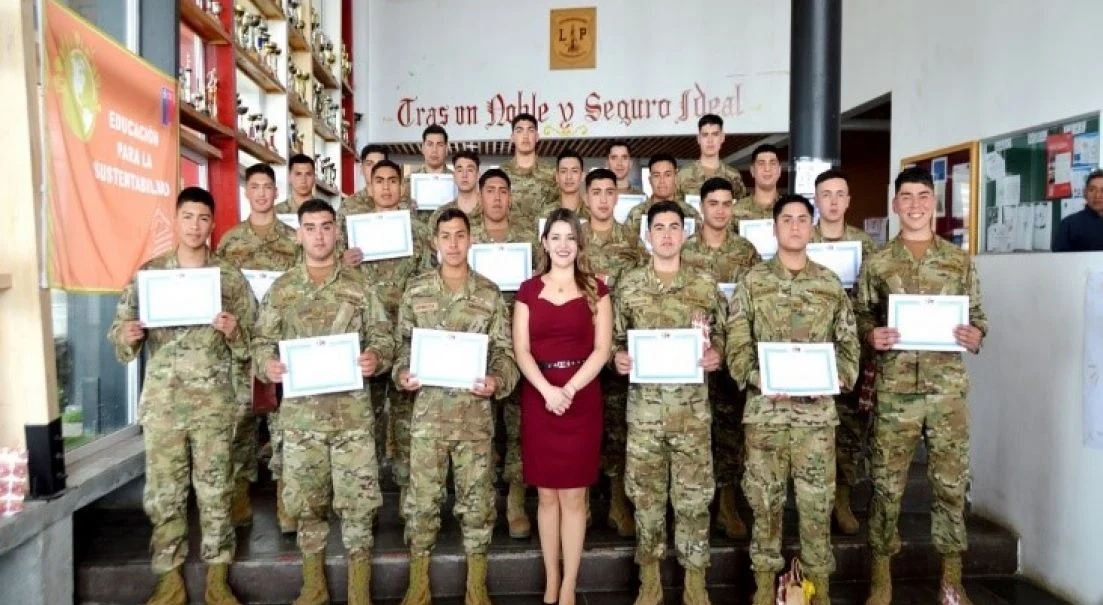  Soldados Conscriptos al fin del mundo recibieron su licenciatura escolar