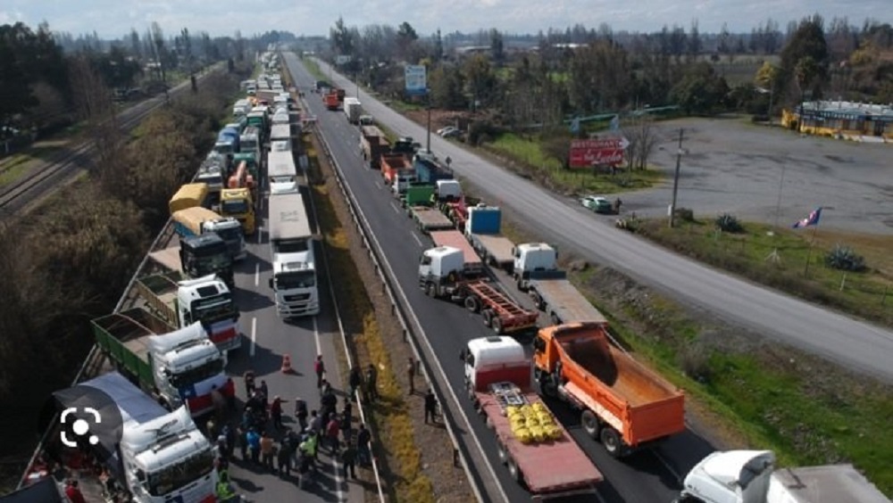 Paro de camioneros continúa en varios puntos del país pese a acuerdos con el Gobierno